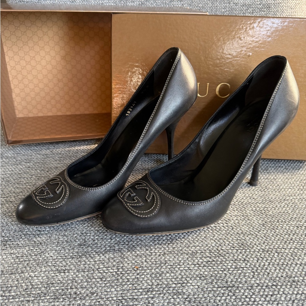 Gucci Black Leather Heel Pumps with GG Medallion - Picture 3 of 10